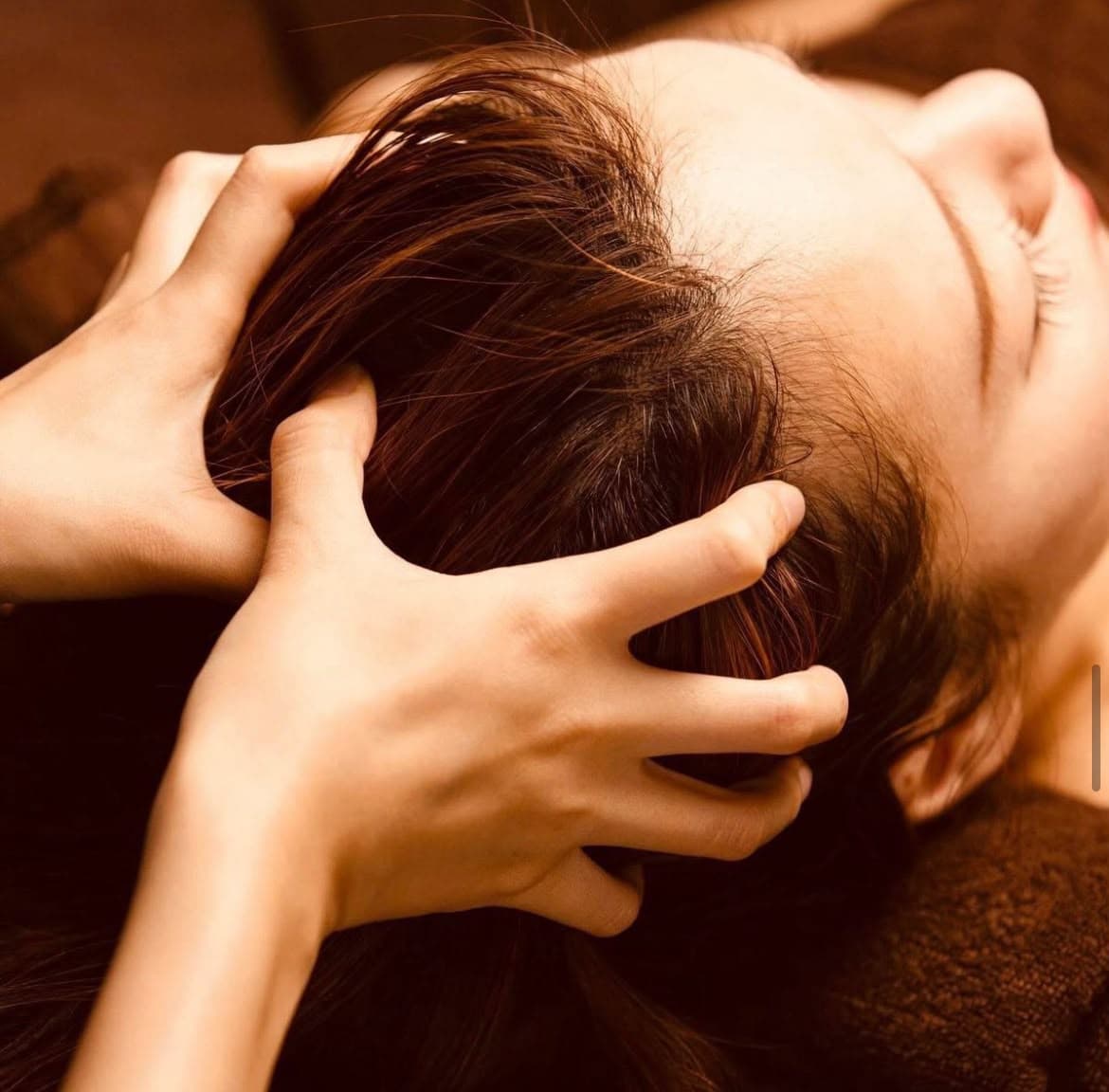 Rogivande huvud- och skalpmassage i varma toner